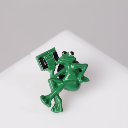 The frog icon with a tape recorder, the color is green-2
