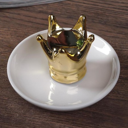 Souvenir ceramics stand for the ring "Crown" gold 6.5x11x11 cm-1