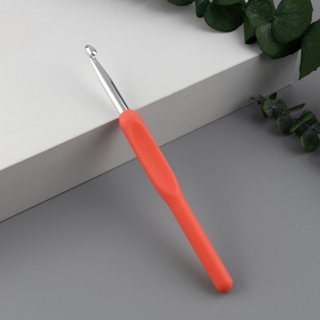Knitting hook, with a plastic handle, d = 6 mm, 14 cm, pink color