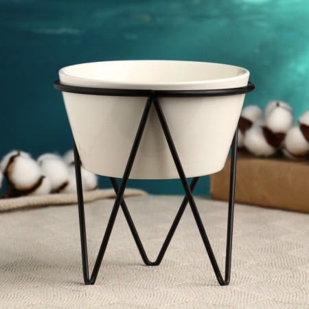 Pot on the stand "Triangle" on a black stand, 15x13x13cm