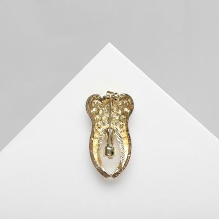 Brooch "Tooth", white color in gold-1