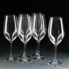 Set of glass glasses for the wine 