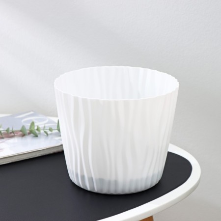 Kashpo for flowers with an insert “wave”, 4 l, d = 20 cm, h = 17 cm, white color