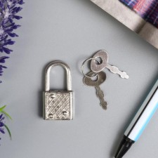 A hinged metal lock for caskets with a key of 3.3x1.9 cm