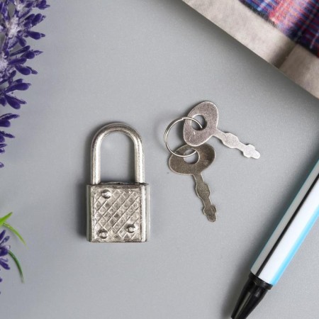 A hinged metal lock for caskets with a key of 3.3x1.9 cm