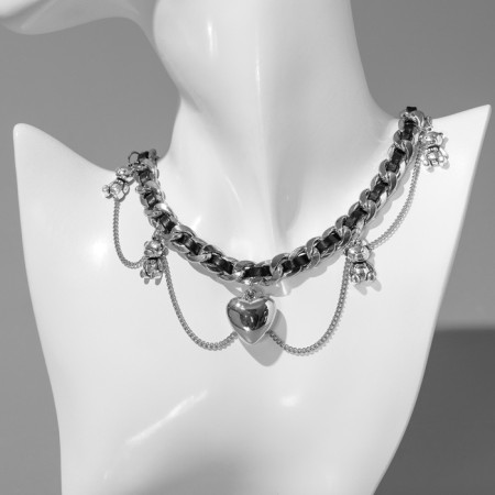 The molestone of the multi-layer "heart" of the bear, the color is black in silver
