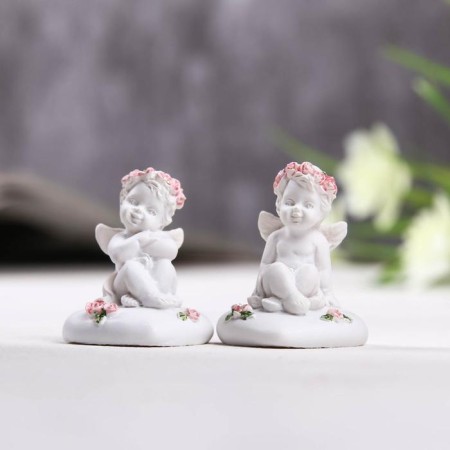 Souvenir Polystone "Angel Sit on the Heart" in a wreath of roses, mix, 3.5x3x4 cm-1