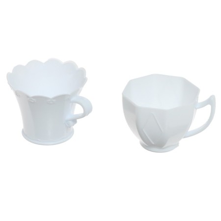 A set of game dishes, in a package-2