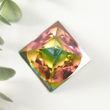 Souvenir glass "Pyramid holography" 4x4x4 cm-2