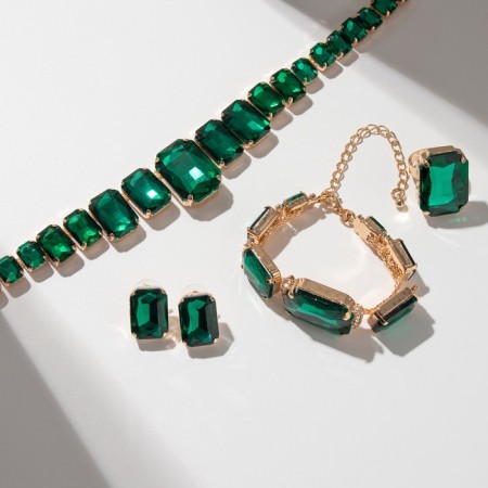 Set 4 objects: earrings, necklaces, bracelet, “evening” ring volume, green in gold