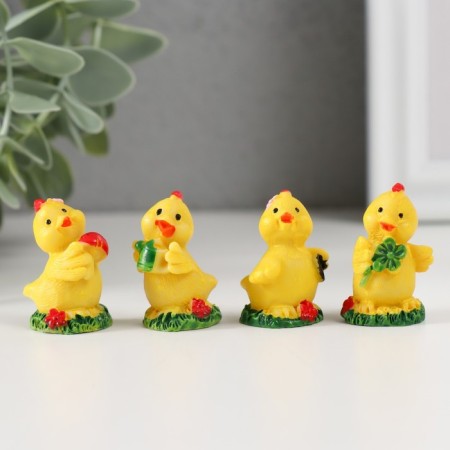 Polystone souvenir "Chicken on the grass" set 4 pcs 2x2x3.2 cm