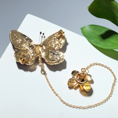 A brooch with an icon on the chain "Butterfly", the color is purple in gold-1