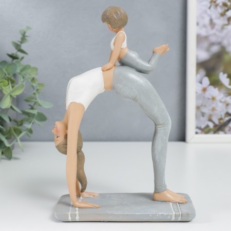 Polystone souvenir "Mom in the wheel pose, with her daughter" White-gray 19x7x13 cm
