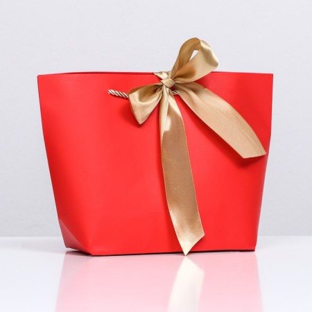 Gift package with a ribbon of 19 x 20 x 9 cm "Red"