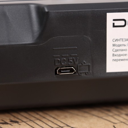 DENN DEK605 mini synthesizer, 8 timbres, polyphony 4 notes, 37 keys-4