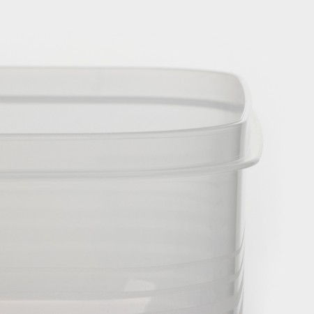 The container is plastic with the lid Flexo, 2.7 l, the color is red-7
