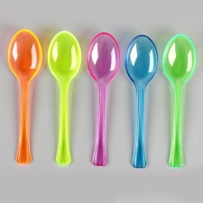 Tablespoons are plastic, in the set is 24 pieces, the colors of mix