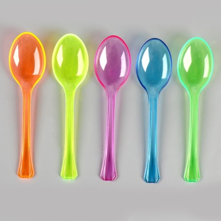 Tablespoons are plastic, in the set is 24 pieces, the colors of mix