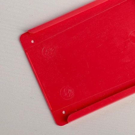A heap with a doser lid and a side for cheese, a metal pen, color mix-8