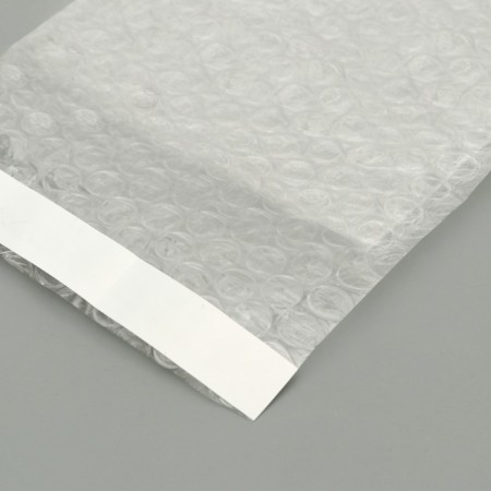A package of runway with a valve and an adhesive layer, p/e, 3 layers, 27 x 36 + 5 cm