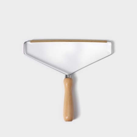 Brush scraper for removing wool and rods from carpets and furniture of the share, lacquered handle, 25 × 23 cm