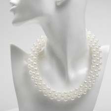The necklace with pearls 