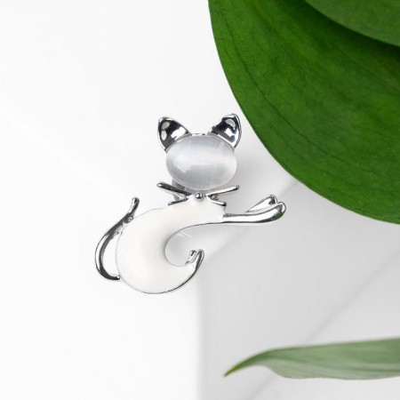 Brooch "cat", white color in silver