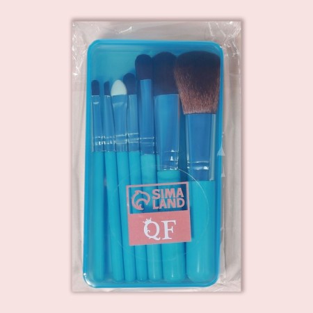A set of makeup brushes, 7 items, in a plastic case, color mix-9