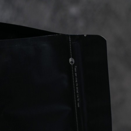 Eight -shirt package with a bottom bottom with a tear -off lock and transparent folds, black, 20 x 30 cm 97047-3