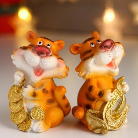 Souvenir Polystone "Tiger with coins/horseshoe" mix 6.7x4x5 cm