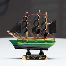 Duncan ship, 10x3x10 cm, green hull, black sails