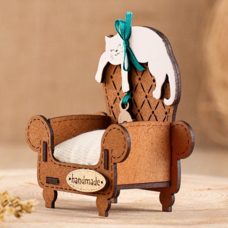 Игольница сувенир "Кот в кресле", МДФ, Дуб, 8,5х5х8,5 см-1