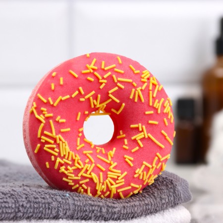 The bath bomb "Donut with coconut sprinkling", red-4